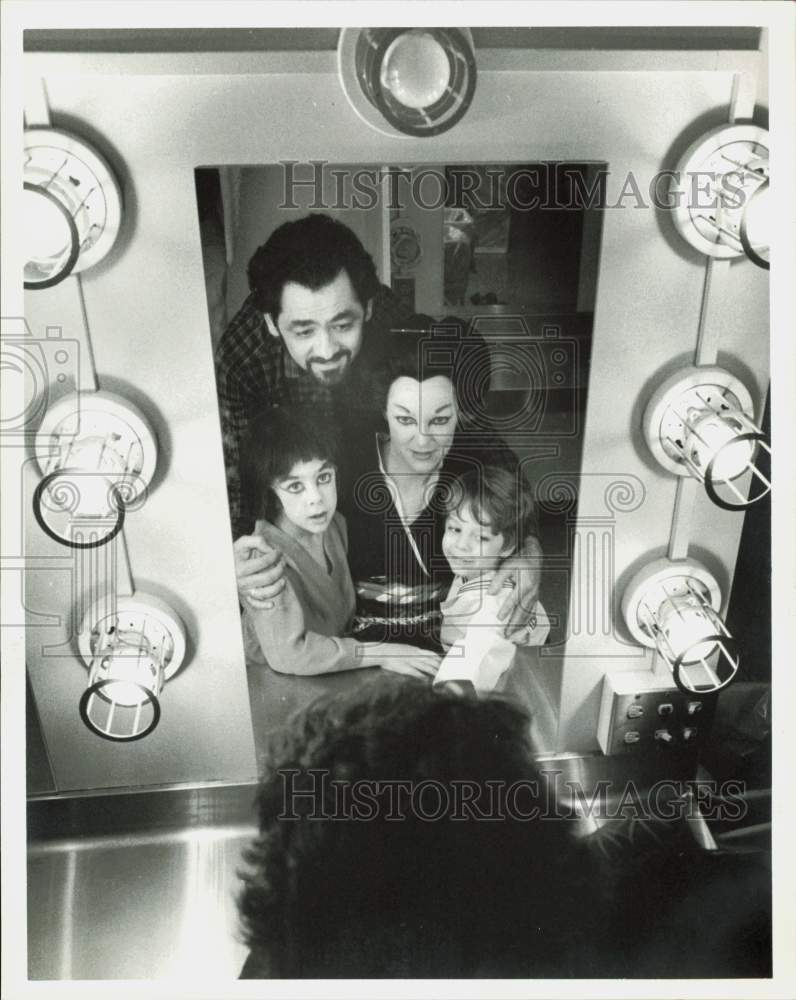 1980 Press Photo Jim, Sandy, Chris, Ben Medvitz in Houston Opera dressing room.- Historic Images