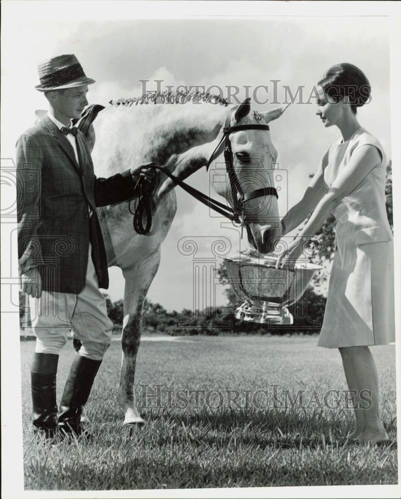 1965 Press Photo George Dawson, &#39;Ice&quot; and Mrs. John O&#39;Leary pose with trophy.- Historic Images