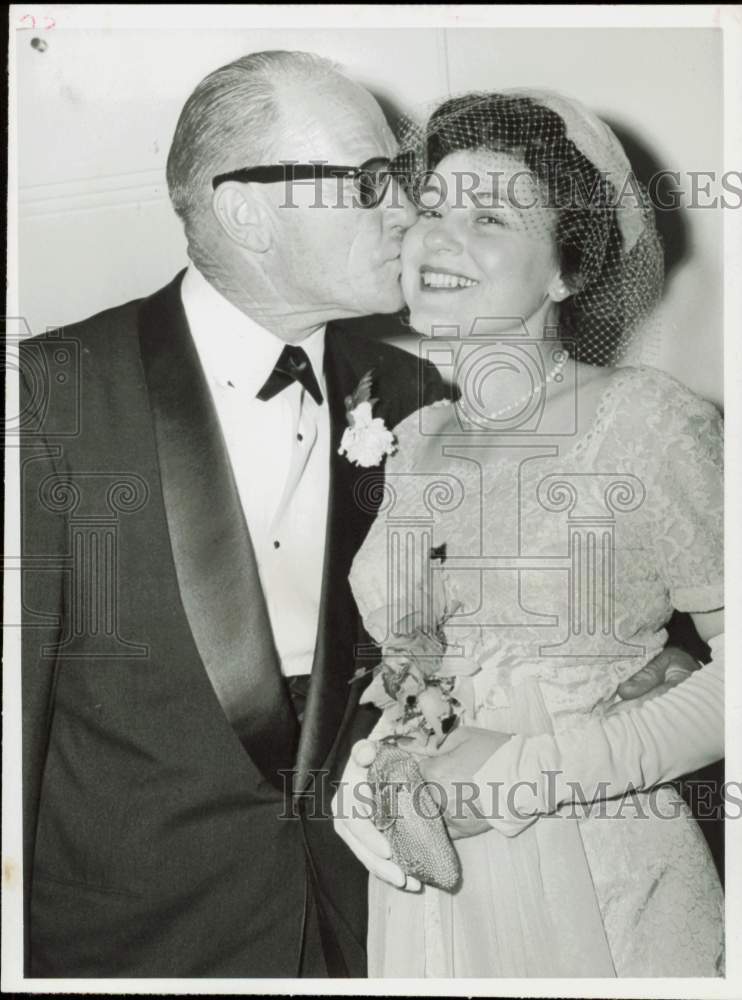 1959 Press Photo Matt Wilson kisses bride Edith Coole at First Christian Church.- Historic Images