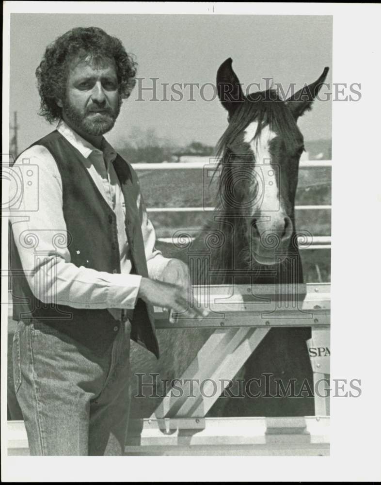 1986 Press Photo Playwright Mark Medoff poses with his horse. - hcb56510- Historic Images