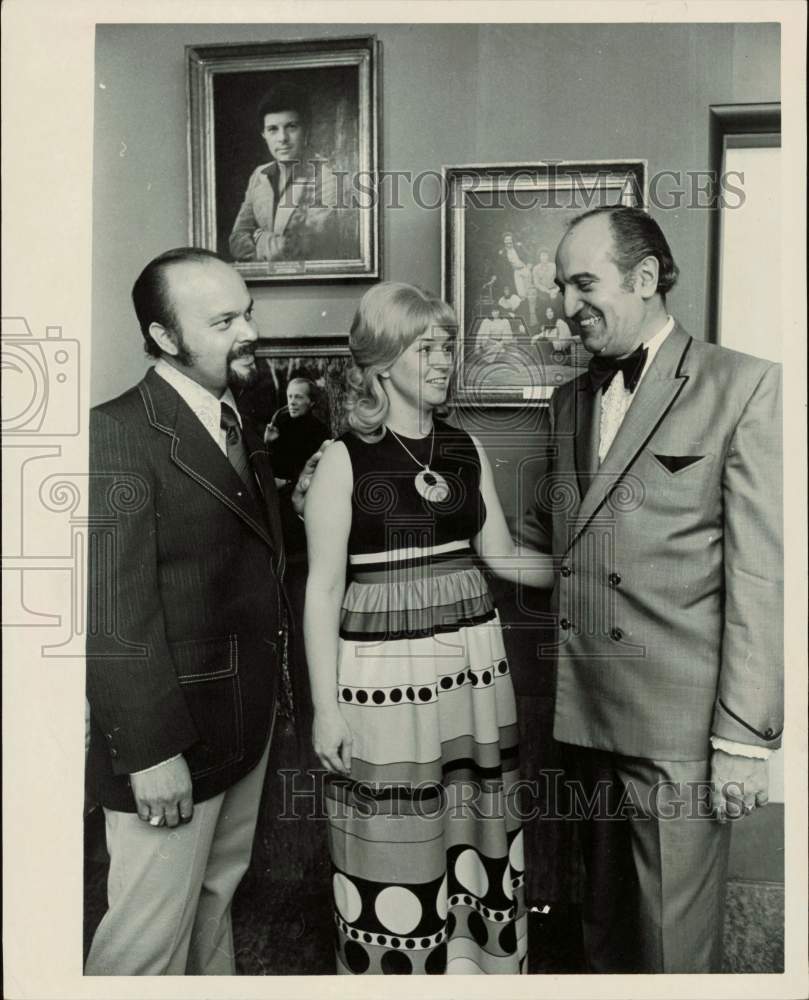 1973 Press Photo Lee and Sharon Rodriguez, Frank Bettencourt talk at Shamrock- Historic Images