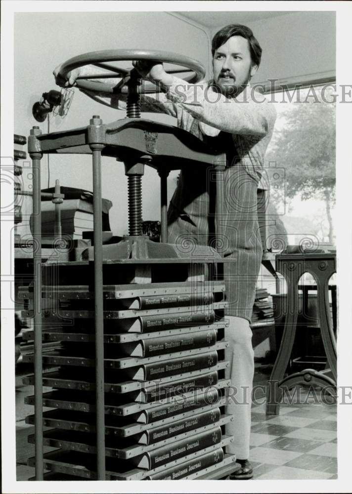 1976 Press Photo W.G. Roberts III turns press wheel for bookbinding in Houston- Historic Images