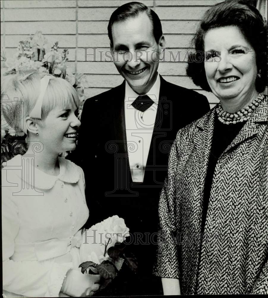 1968 Press Photo Mary Wickes poses with Barbara Hunter and Bob Webb in Houston- Historic Images