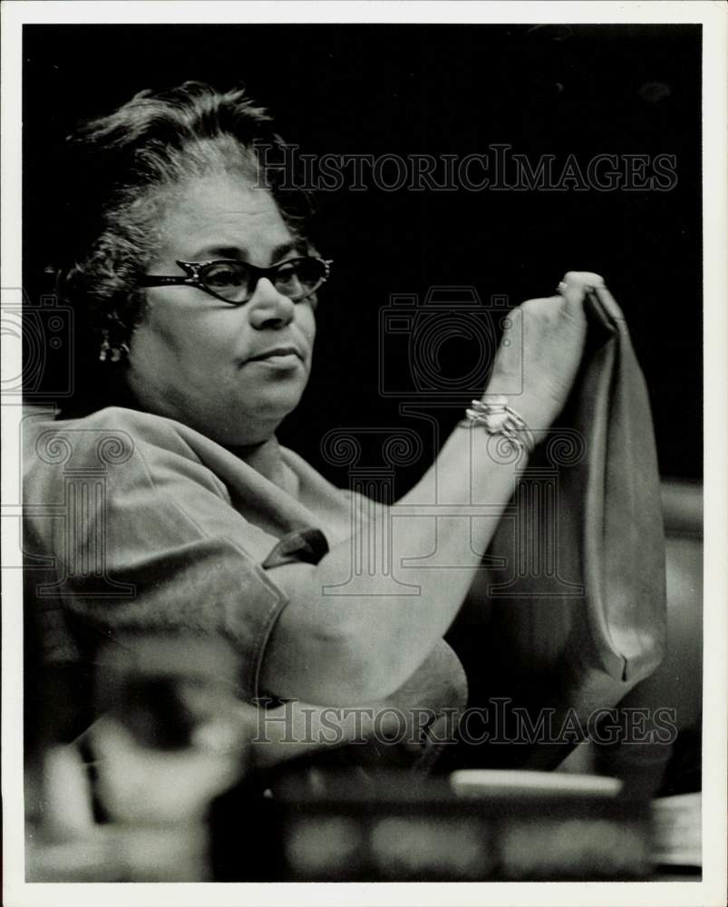 1967 Press Photo Mrs. Charles White holding her purse in Houston - hcb56562- Historic Images