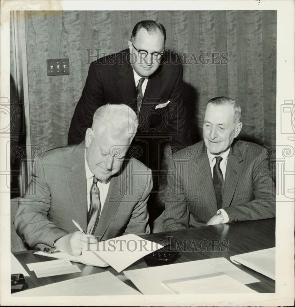 1958 Press Photo Oilman Robert E. Smith signs papers as colleagues look on- Historic Images