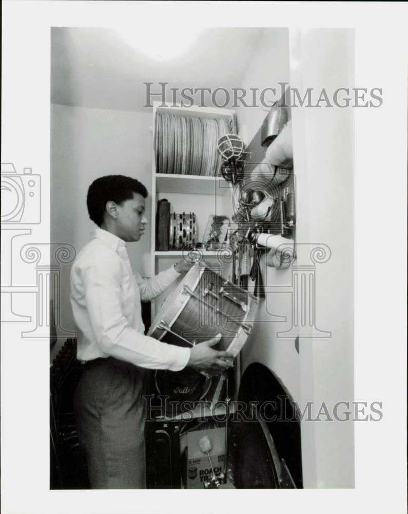 1987 Press Photo Percussionist Lovie Smith&#39;s closet full of instruments, Texas- Historic Images