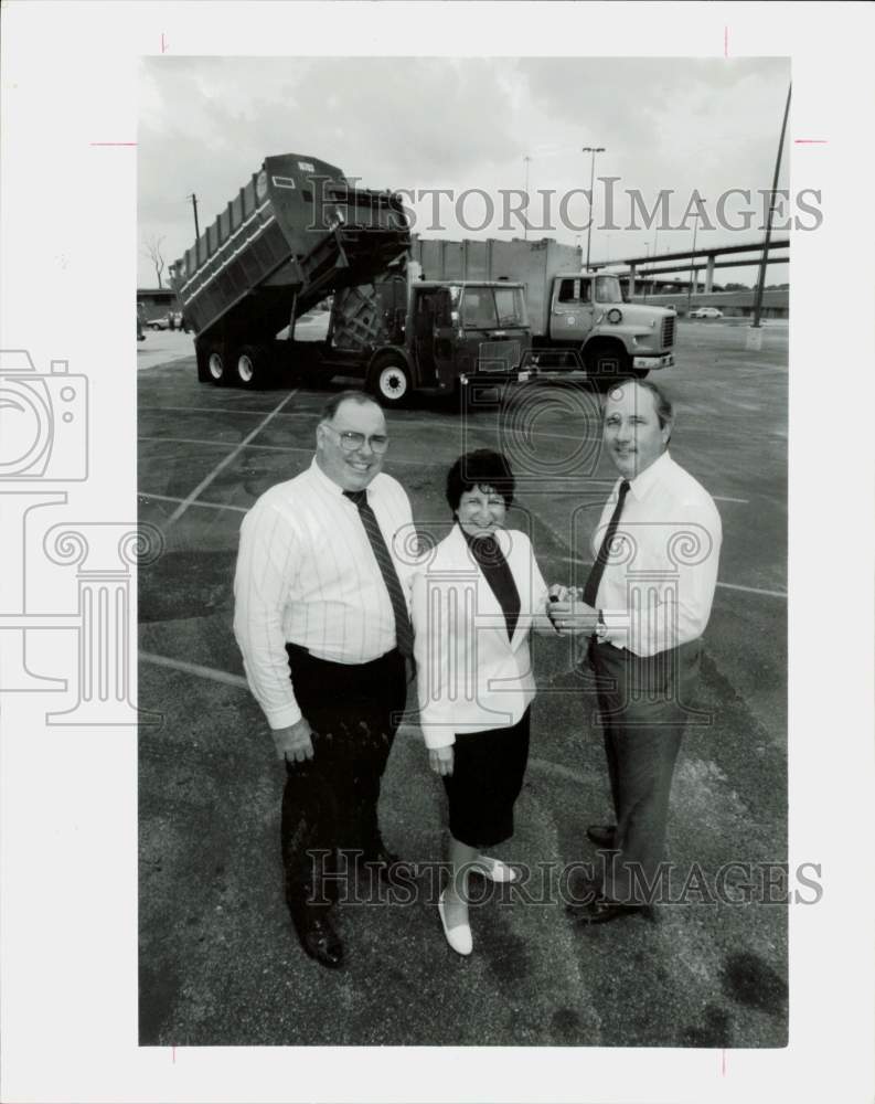 1989 Press Photo Frank Feeger, Gloria Truitt, Bill Bruss at Houston ceremony.- Historic Images