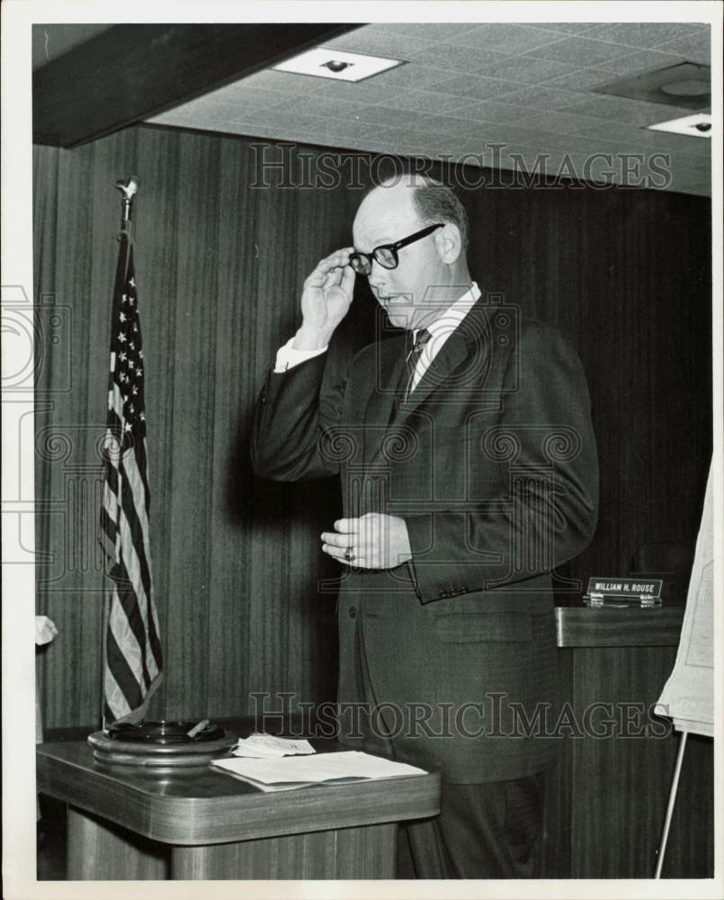 1964 Press Photo Robert D. Watts of Bellaire, Texas speaks at meeting.- Historic Images