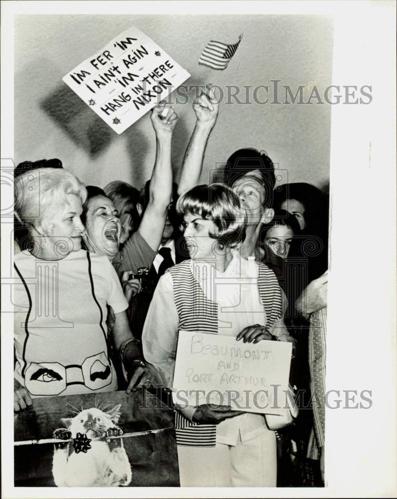 1974 Press Photo Houston Hyatt Hotel demonstrators during Richard Nixon visit.- Historic Images