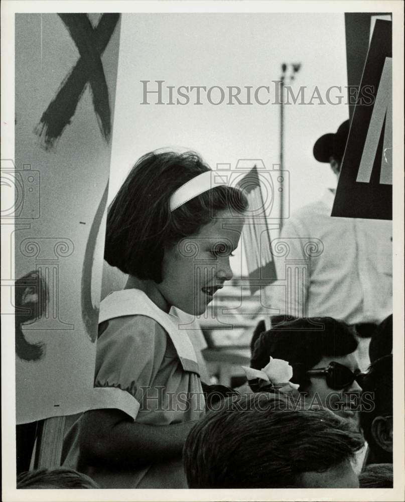 1968 Press Photo Michelle McDonald holds rose at Richard Nixon Houston visit.- Historic Images