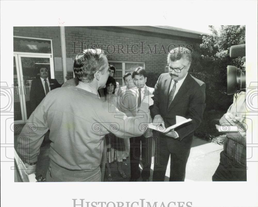 1987 Press Photo Tom Mixon points at poll watcher W.R. Morris in South Houston- Historic Images