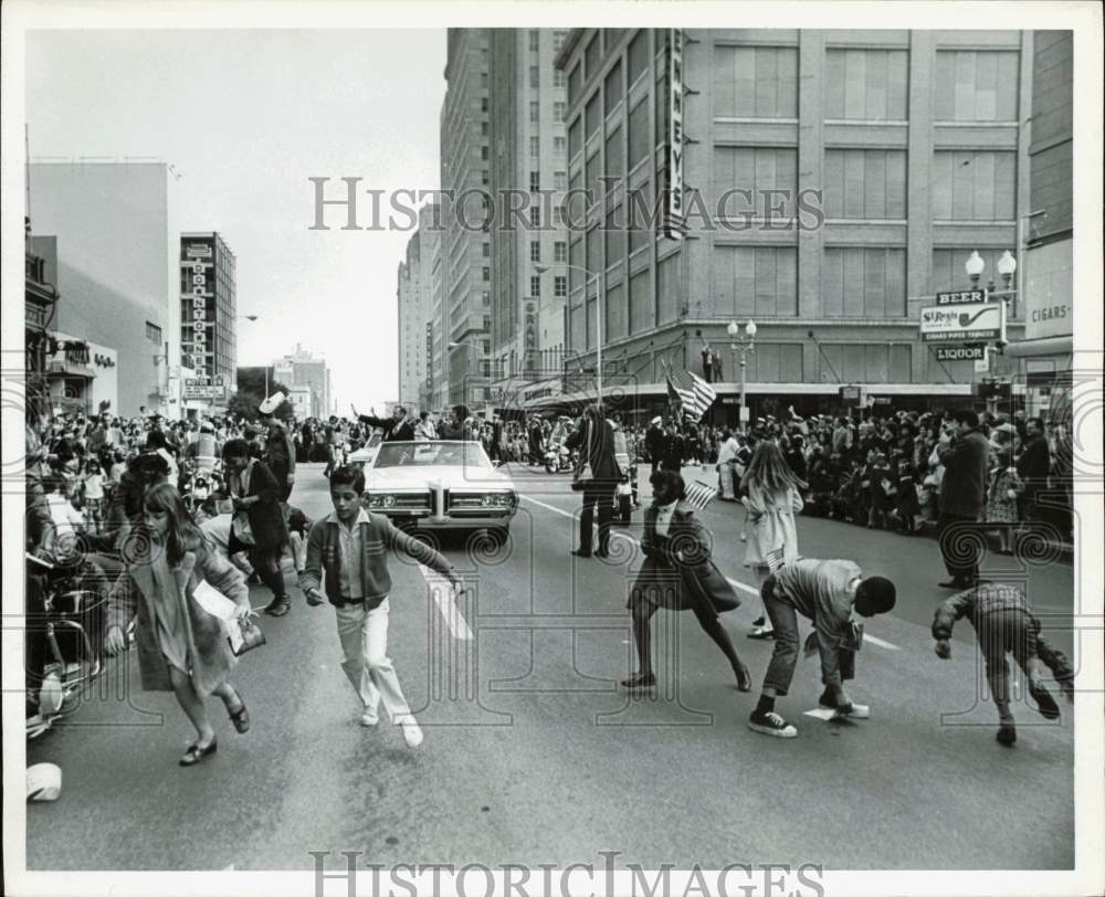 1969 Press Photo James Lovell waves as children gather candy on parade route.- Historic Images