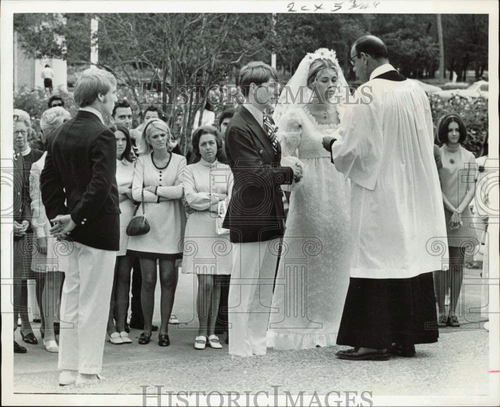 1970 Press Photo Steve Wisecarver, Patty Osborne in Hermann Park Garden wedding- Historic Images