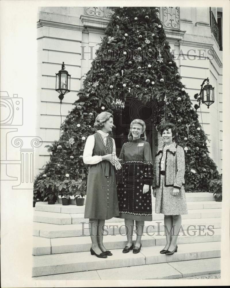 1970 Press Photo Mrs. Don Mullins and friends attend holiday Tea in Houston- Historic Images