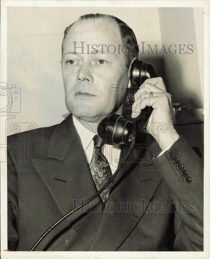 1954 Press Photo J.C. Mitchell, Looscan Elementary principal talks on phone.- Historic Images