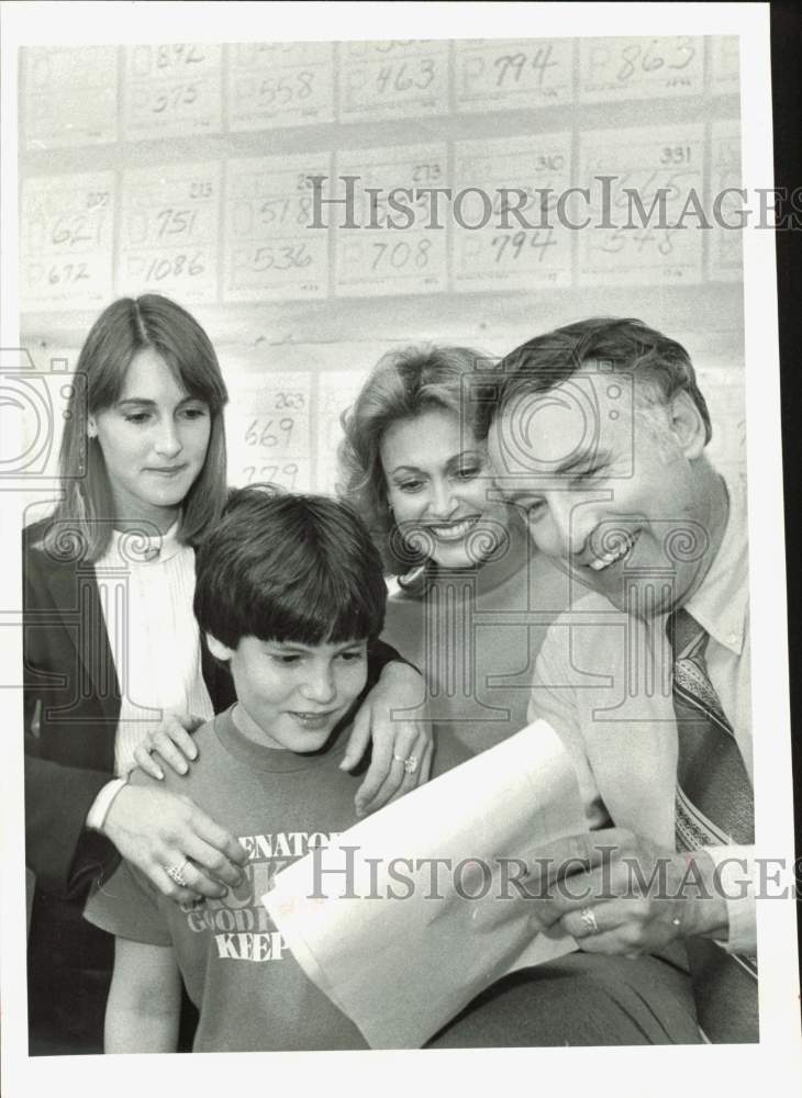 1980 Press Photo State Senator Jack Ogg and family read election results, Texas- Historic Images