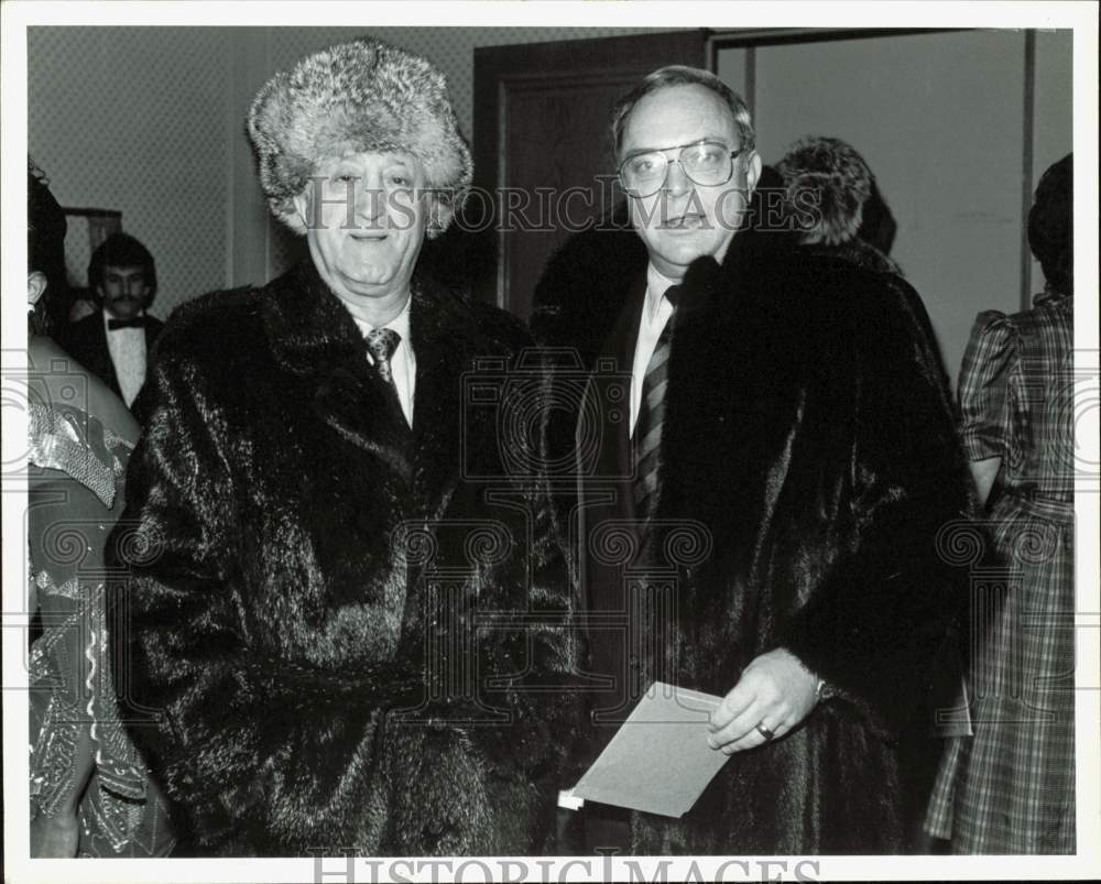 1985 Press Photo Sam Spritzer, furrier, celebrates 30 years in fur business.- Historic Images