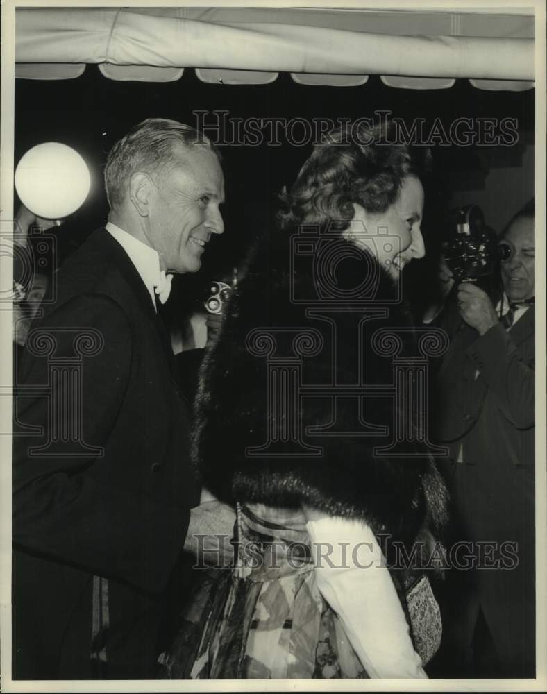 1961 Press Photo General Maxwell Taylor escorts wife into White House
