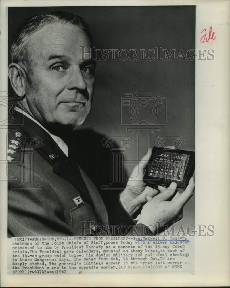 1962 Press Photo Gen. Maxwell Taylor with Cuban crisis memento from President