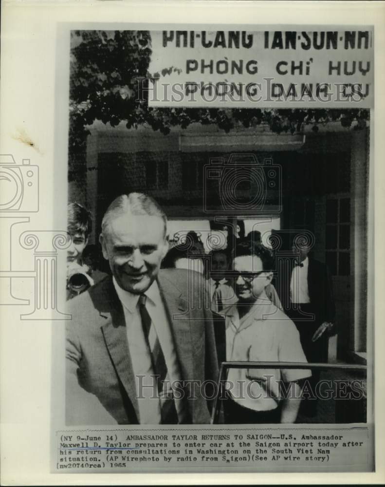1965 Press Photo U.S. Ambassador Maxwell Taylor at Saigon airport after meeting