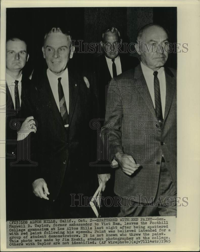 1965 Press Photo Gen. Maxwell Taylor hit with paint after speech in Los Altos CA