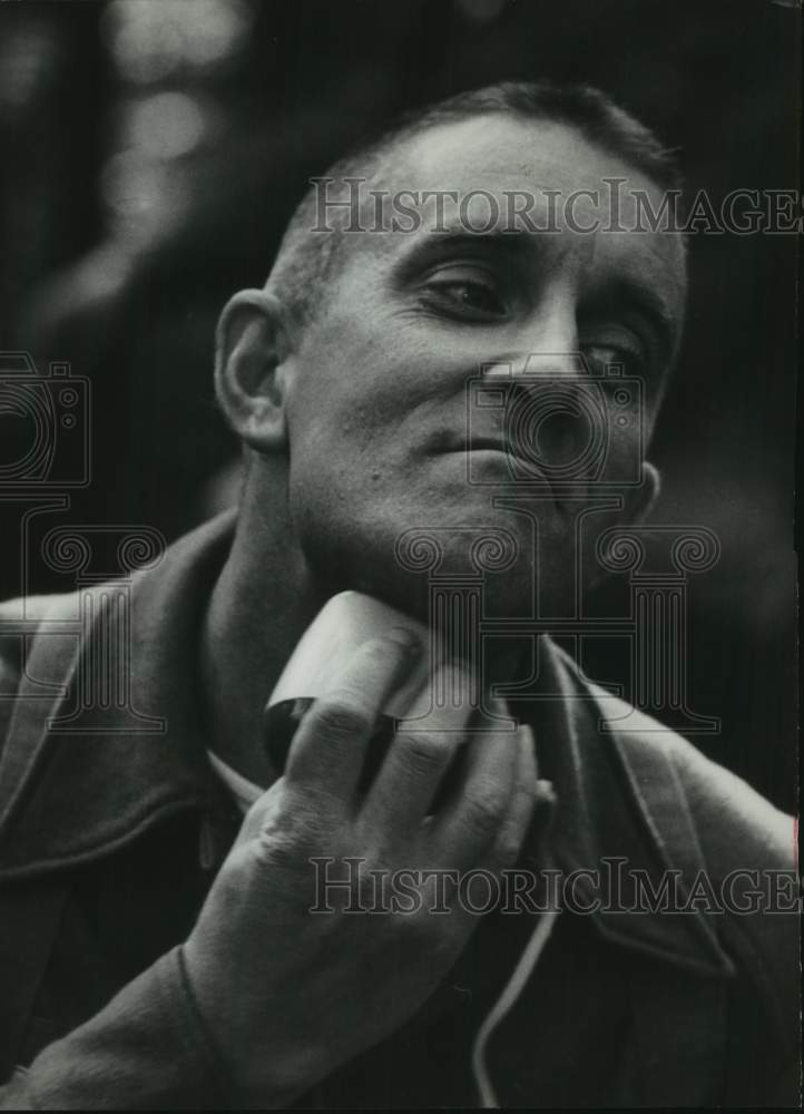 1963 Press Photo Sergeant Gerald Hart of Houma, LA shaving - Operation Big Lift