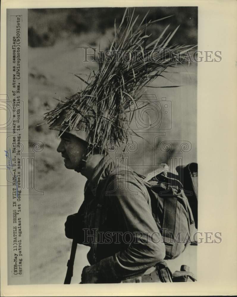 1965 Press Photo U.S. Marine wears crown of straw as camouflage - South Vietnam