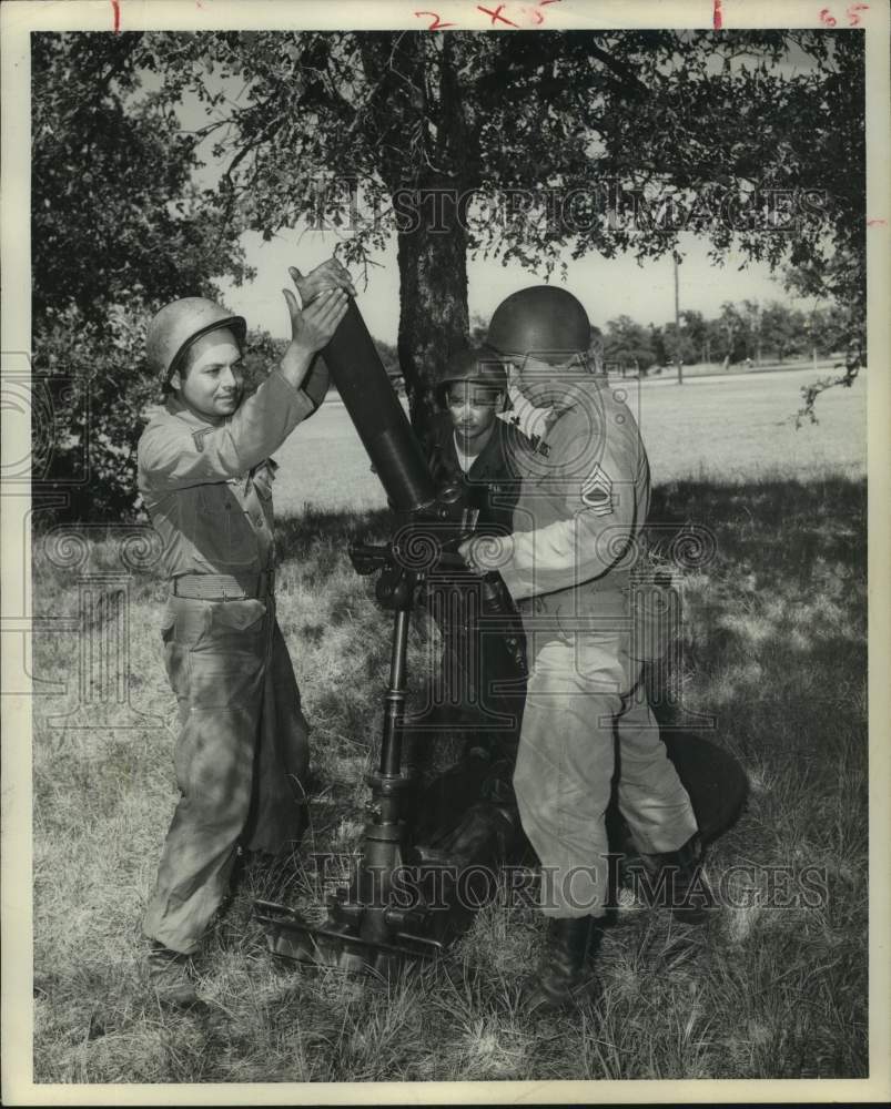 1960 Press Photo 3rd Battle Group, 90th TX Division, mans mortar at Fort Hood