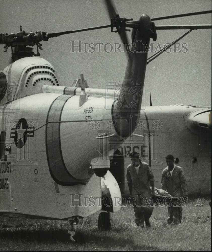 1964 Press Photo Soldiers carry stretcher from helicopter - Ellington AFB, Texas