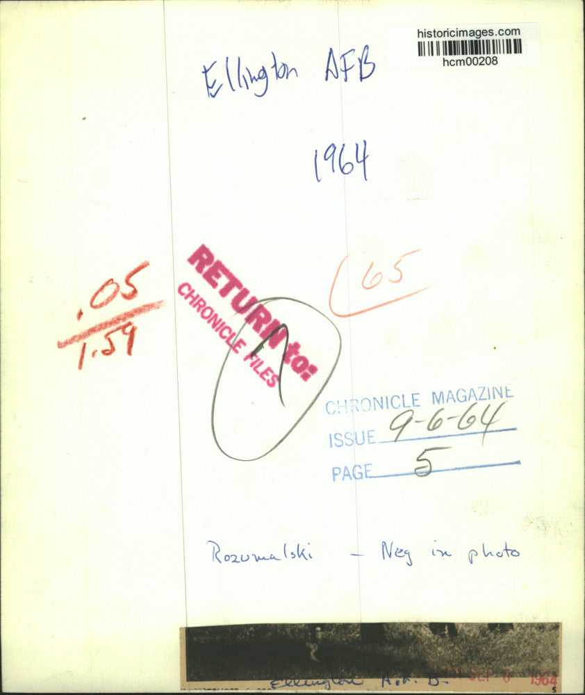 1964 Press Photo Soldiers carry stretcher from helicopter - Ellington AFB, Texas