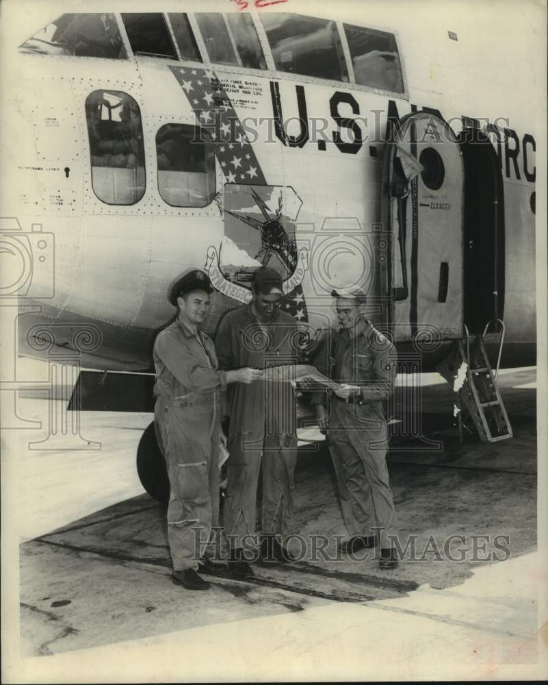 1958 Press Photo Officers witness Houston Mayor sign A.F. Reserve proclamation