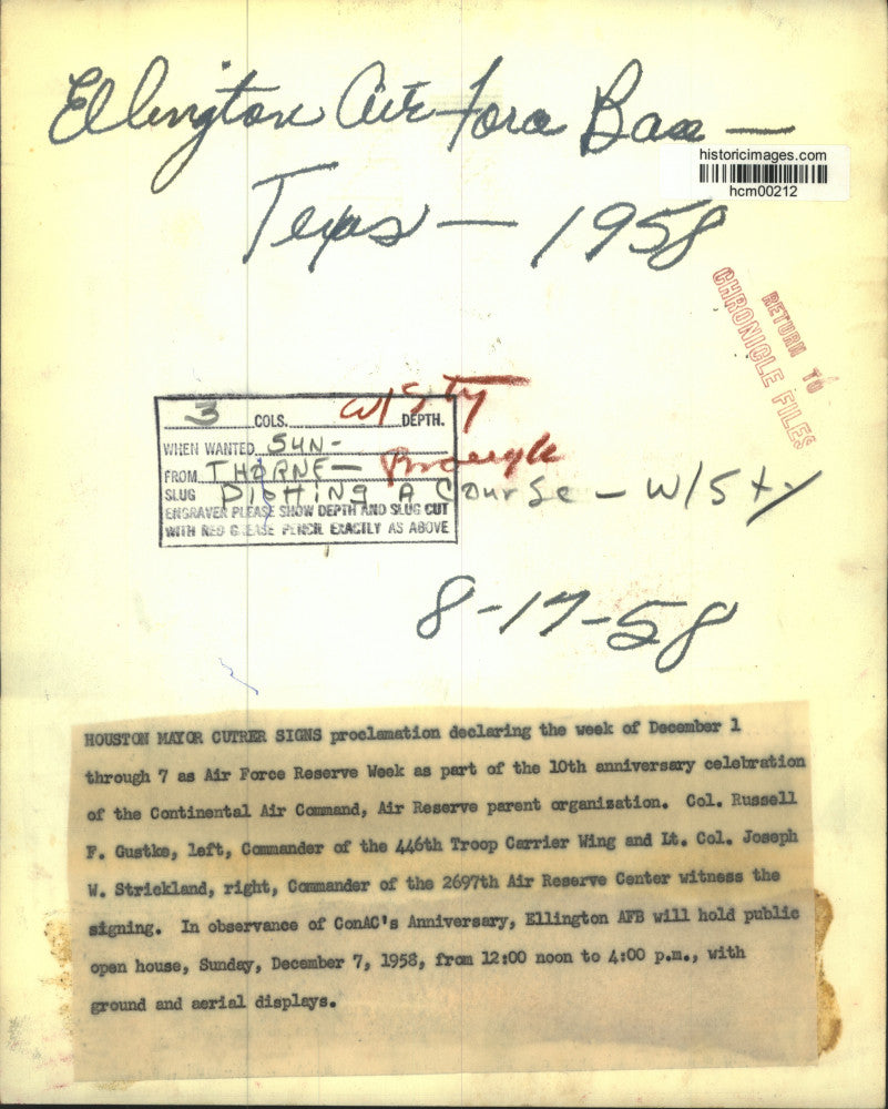 1958 Press Photo Officers witness Houston Mayor sign A.F. Reserve proclamation