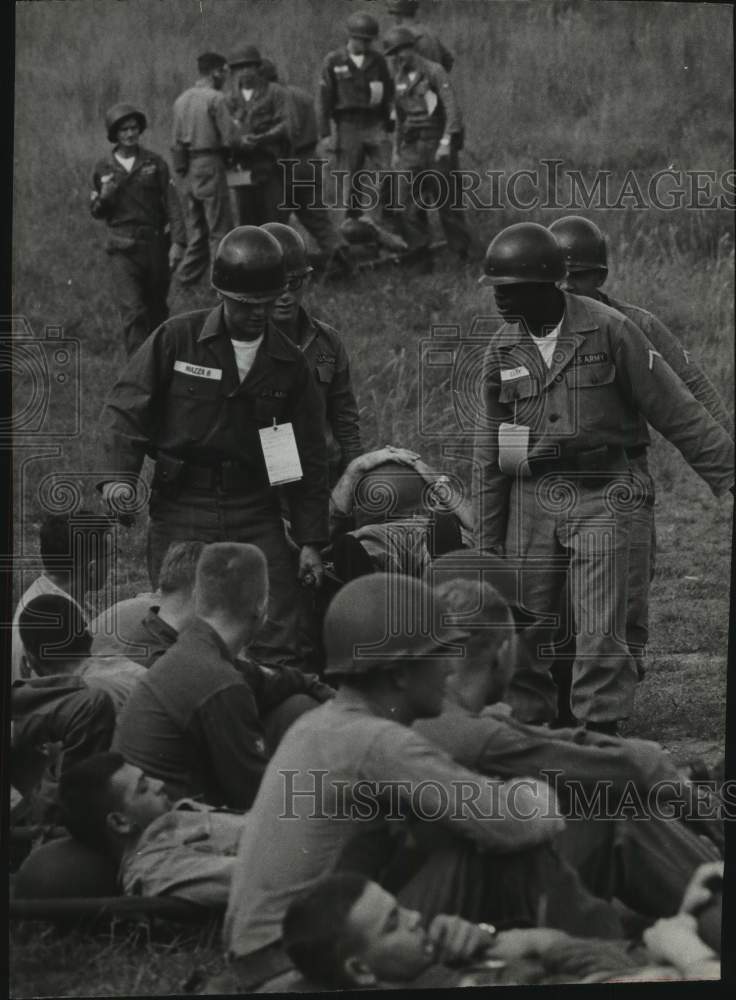 1962 Press Photo Casualties at sorting center; Brooks Army Medical Field School