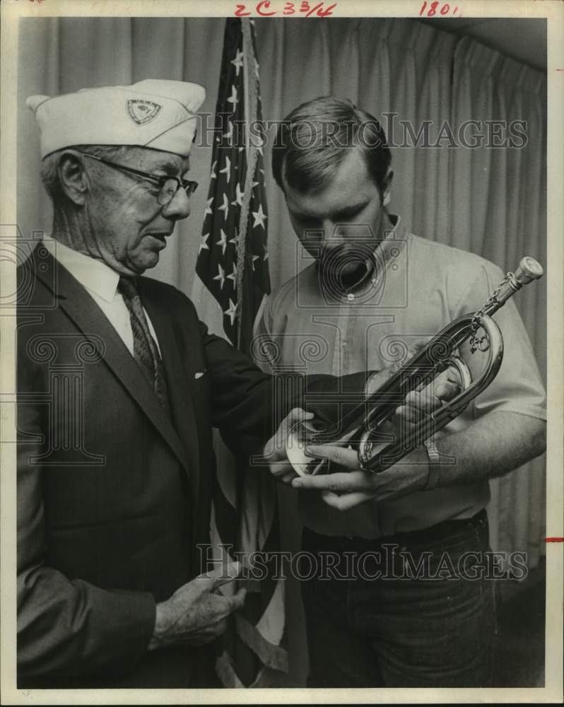 1969 Press Photo Edwin Halbrook examines Hartley Edwards' bugle - hcm00313