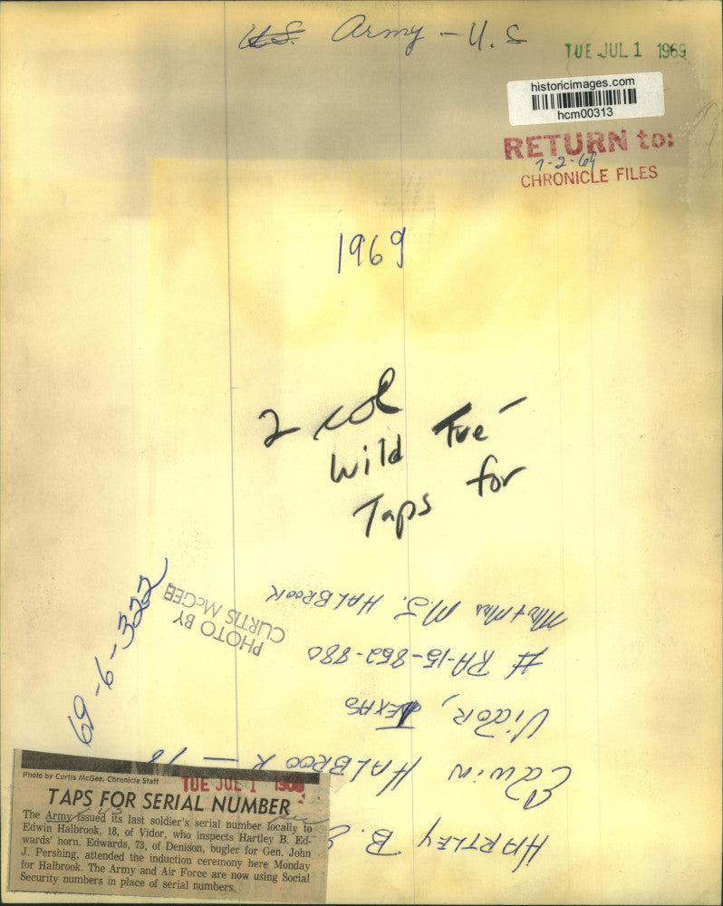 1969 Press Photo Edwin Halbrook examines Hartley Edwards' bugle - hcm00313