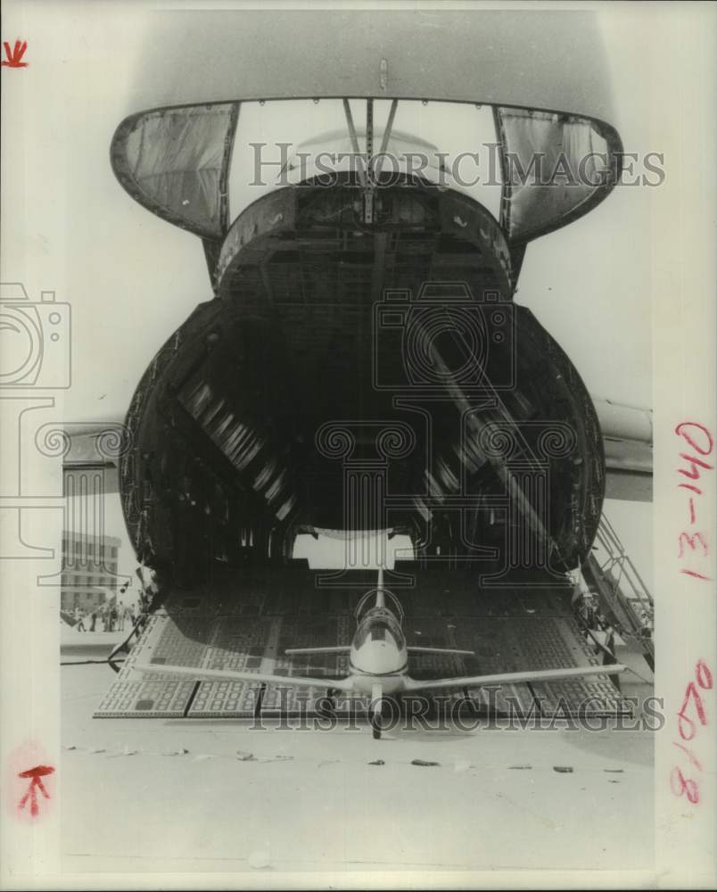 1980 Press Photo C5A airplane unloaded from carrier - hcm00319