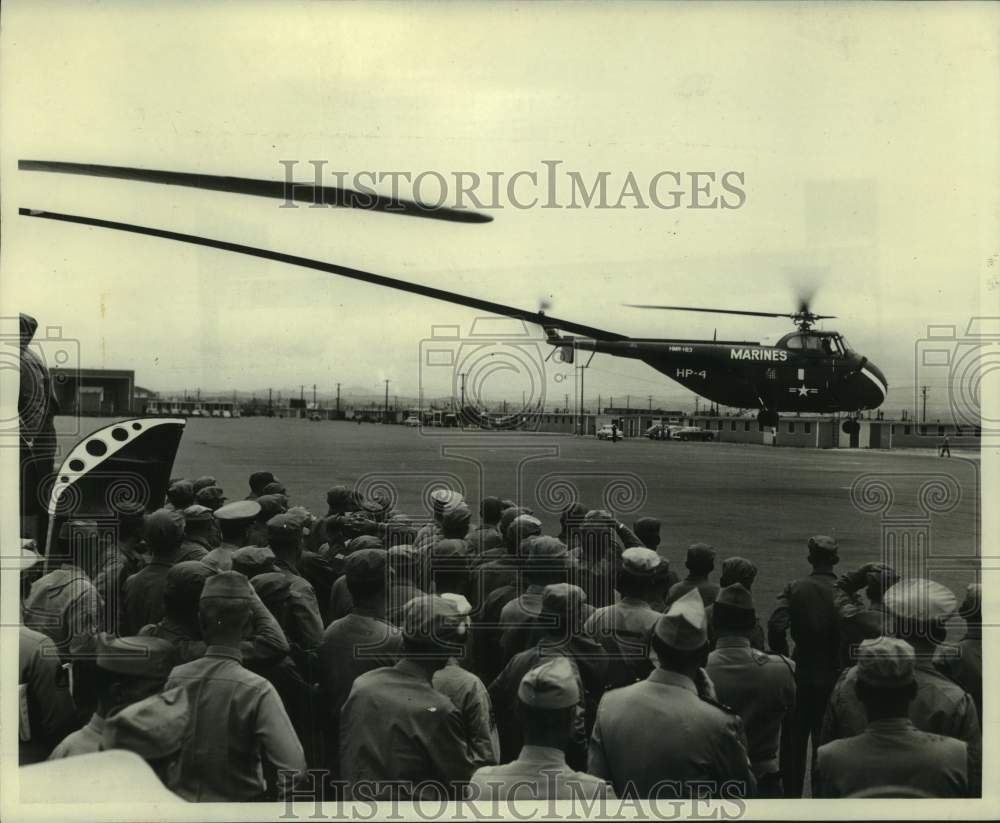 1953 Press Photo Houston's 6th Infantry at helicopter demo; Coronado, CA