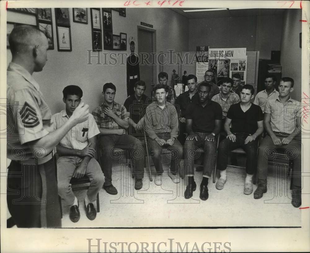 1967 Press Photo Sgt. William Duncan briefs Houston Marine Reserve recruits