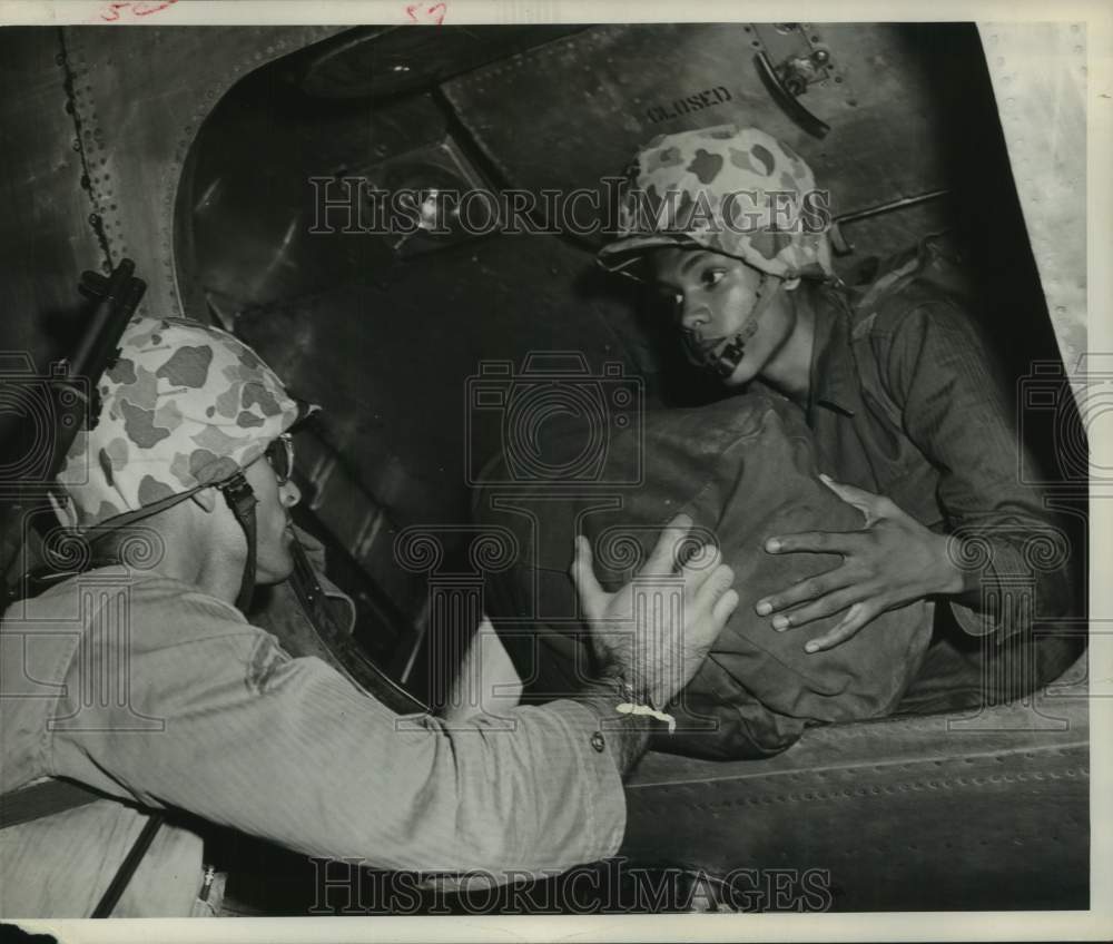 1955 Press Photo Houston Marine Corp Reserve members load plane - hcm00347