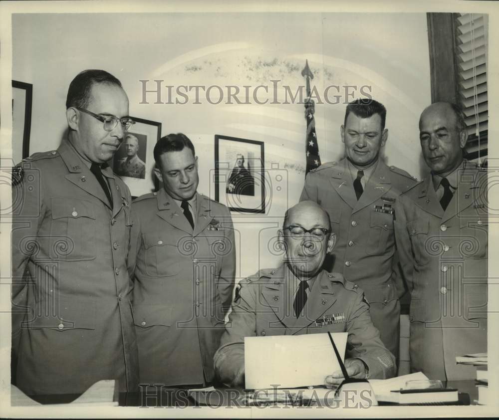 1960 Press Photo ROTC inspectors discuss University of Houston inspection