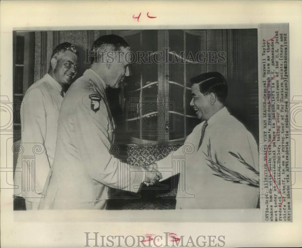 1962 Press Photo Gen. Maxwell Taylor greets President Ngo Dinh Diem in Saigon