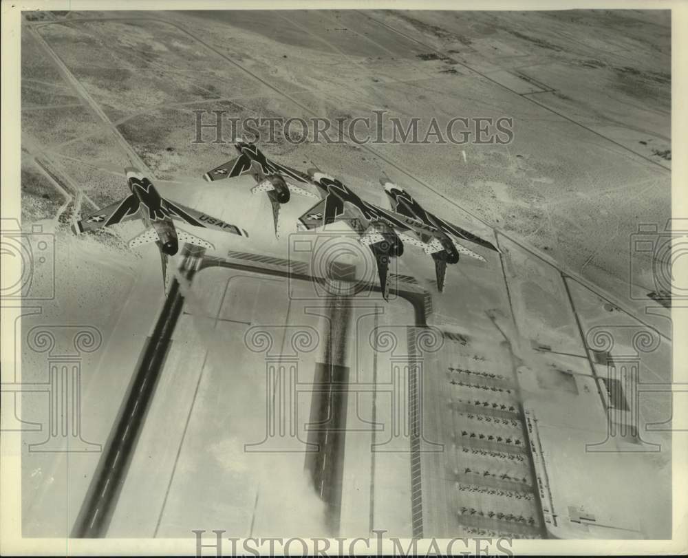 1961 Press Photo The Thunderbirds loop their North American Super Sabres