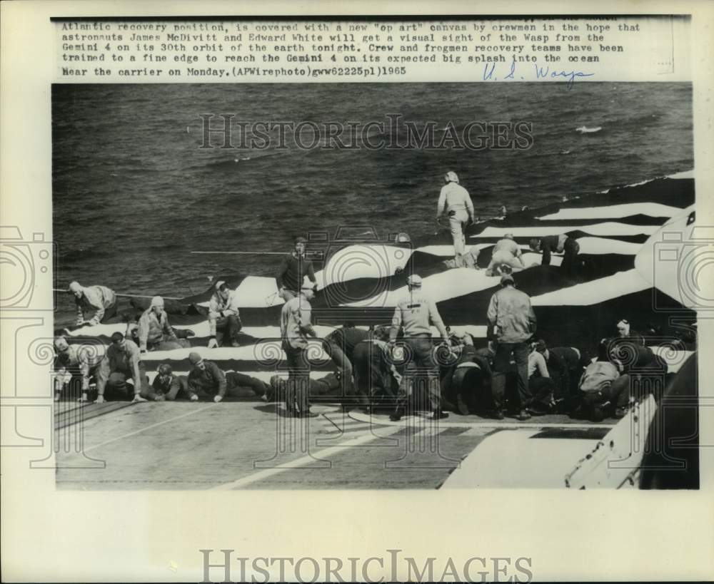 1965 Press Photo Gemini 4 recovery team setup target for astronauts aboard Wasp