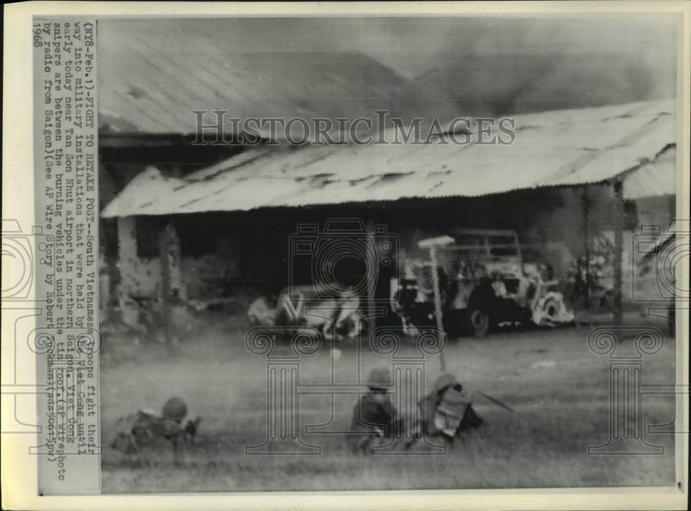 1968 Press Photo S. Vietnamese fight in Viet Cong territory near Saigon airport