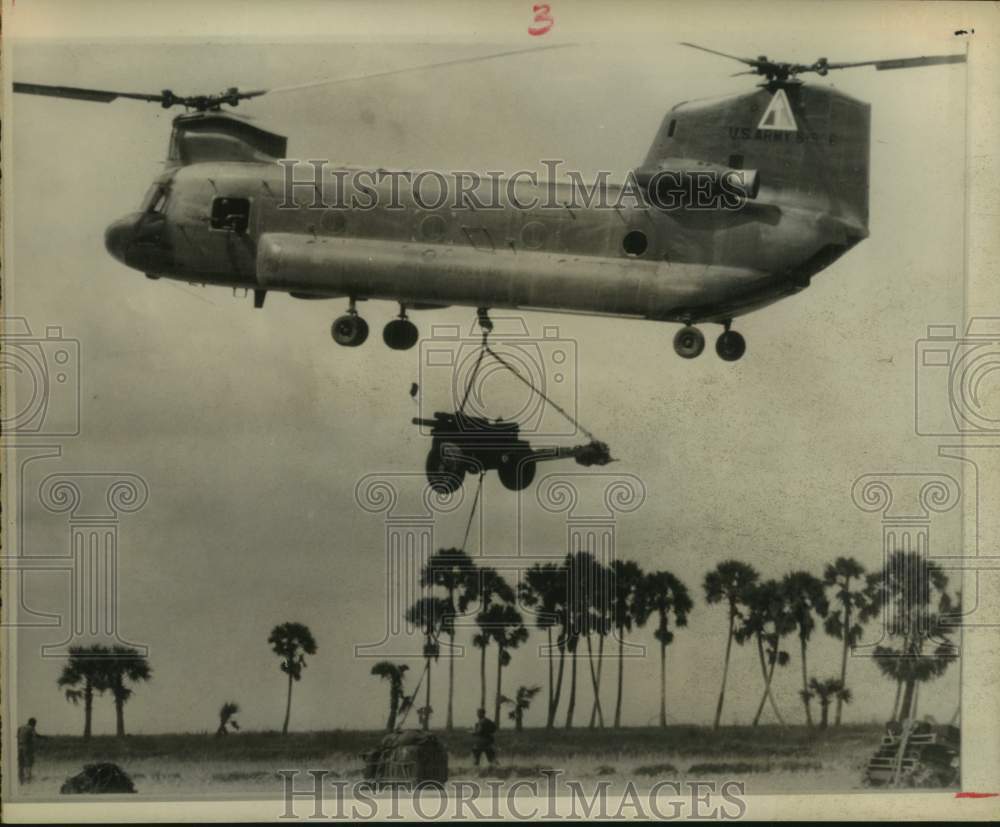 1969 Press Photo Chinook helicopter takes off with bundle after attack; Vietnam