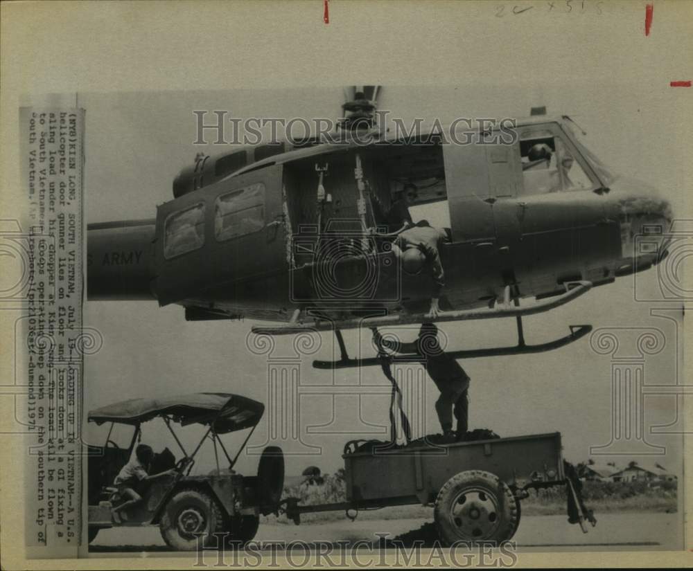 1971 Press Photo Troops fix load under U.S. helicopter in Kien Long, S. Vietnam