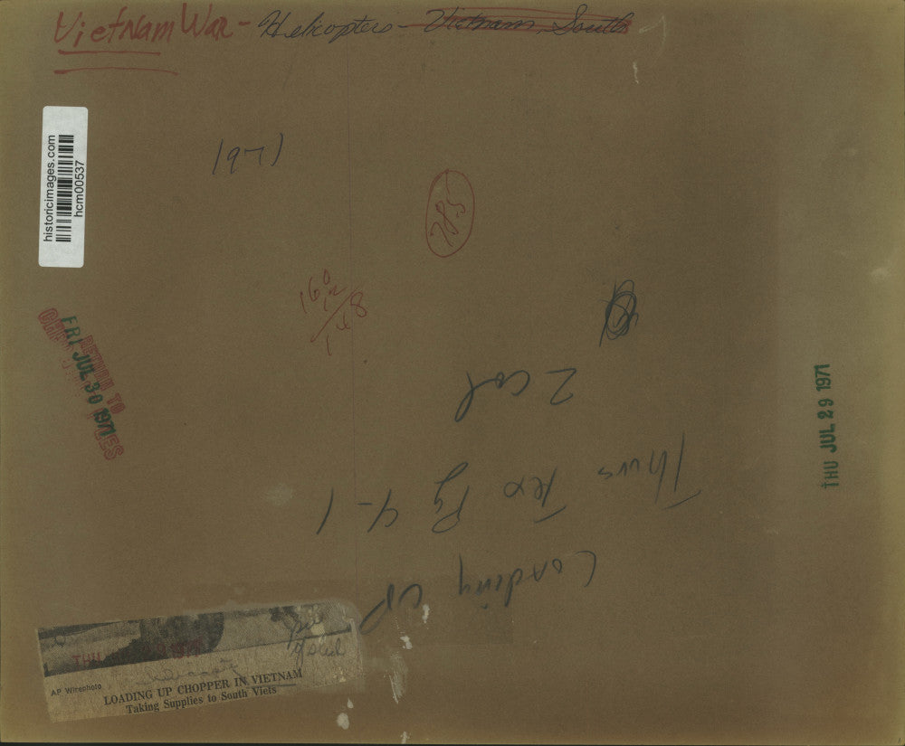1971 Press Photo Troops fix load under U.S. helicopter in Kien Long, S. Vietnam