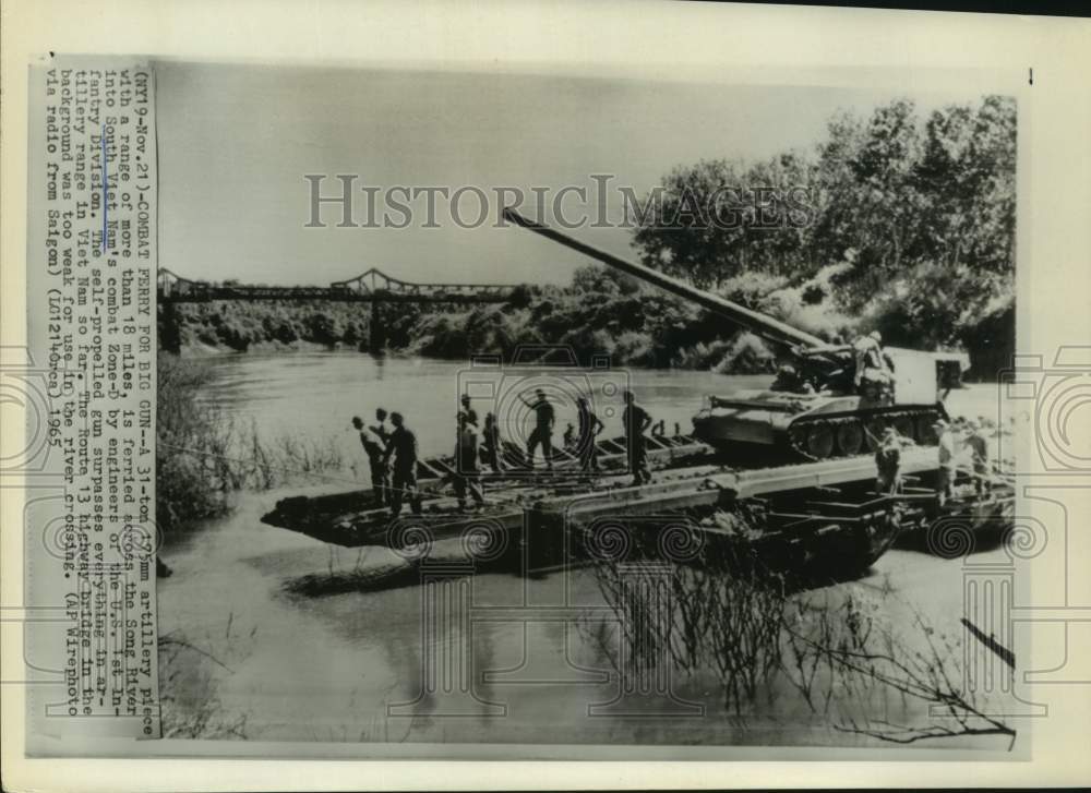 1965 Press Photo Artillery ferried across Song River in South Vietnam