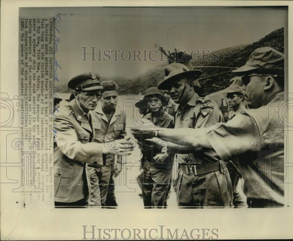 1965 Press Photo Int. Control Commission examine weapons; Tuy Hoa, Vietnam