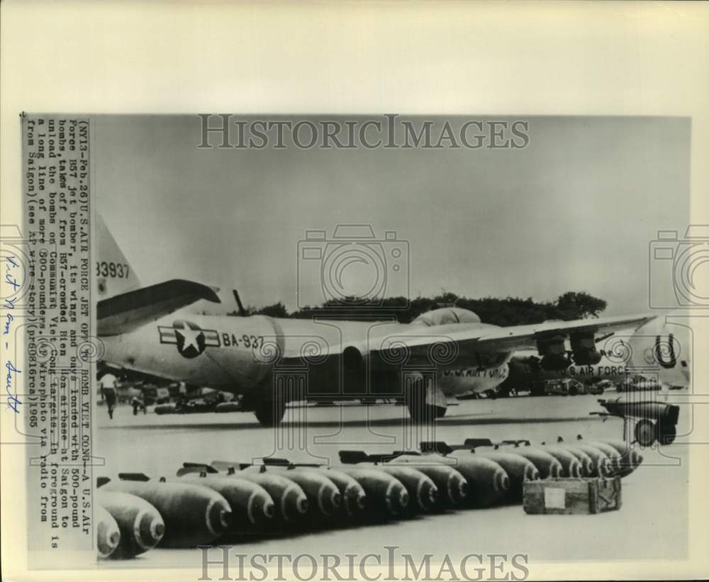 1965 Press Photo U.S. B57 bomber loaded with 500-pound bombs - South Vietnam
